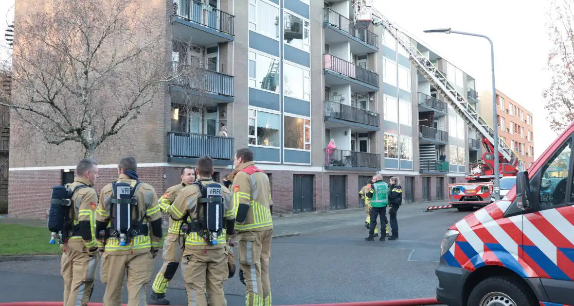 Brand in flatwoning leidt tot zwaargewonde - Foto 16