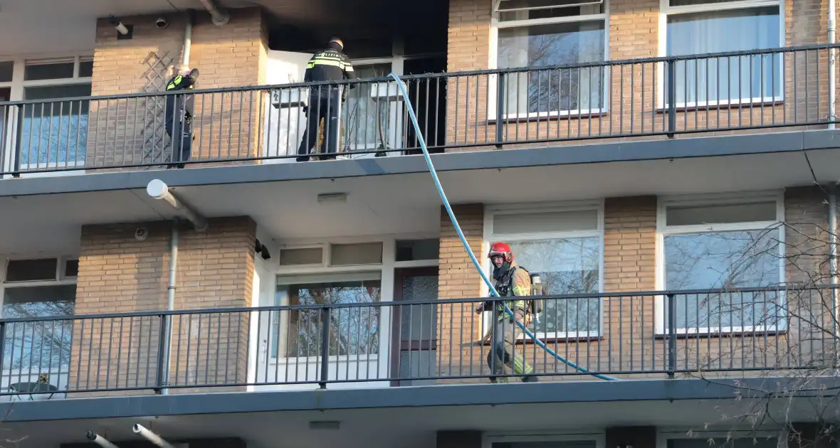 Brand in flatwoning leidt tot zwaargewonde - Foto 17