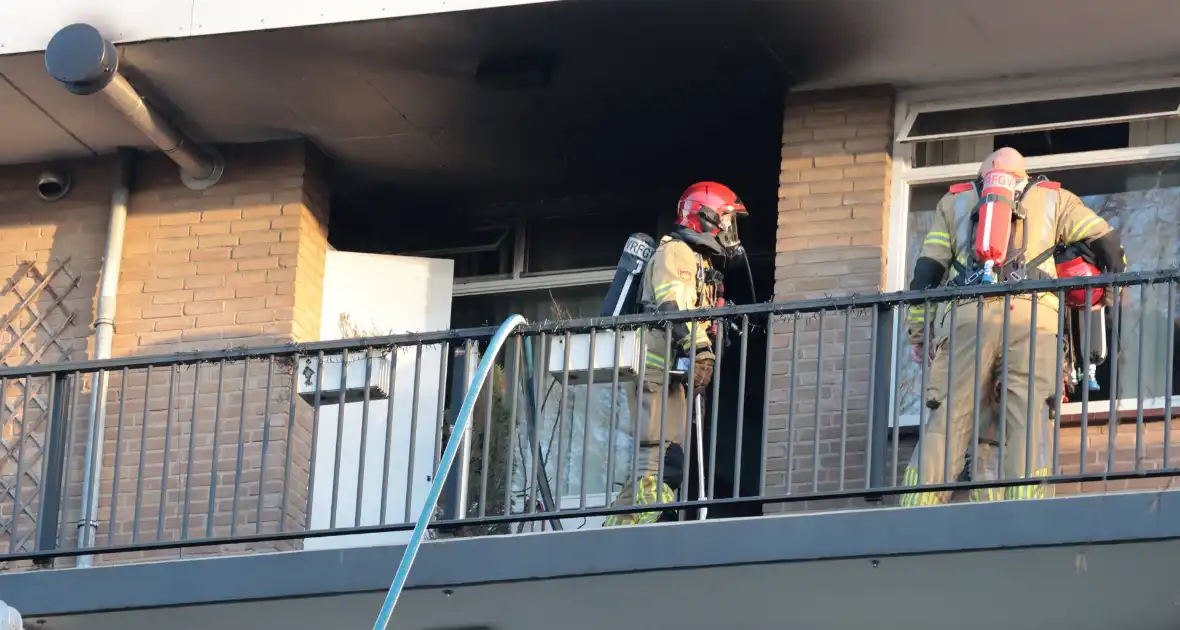 Brand in flatwoning leidt tot zwaargewonde - Foto 2