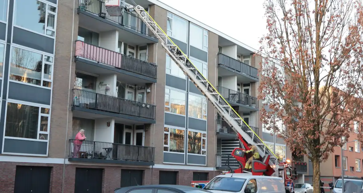 Brand in flatwoning leidt tot zwaargewonde - Foto 9
