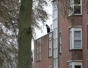 Verward persoon op dak leidt tot ingrijpen van hulpdiensten