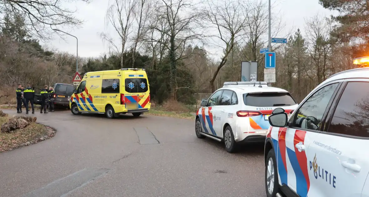 Auto vliegt uit de bocht met letsel als gevolg