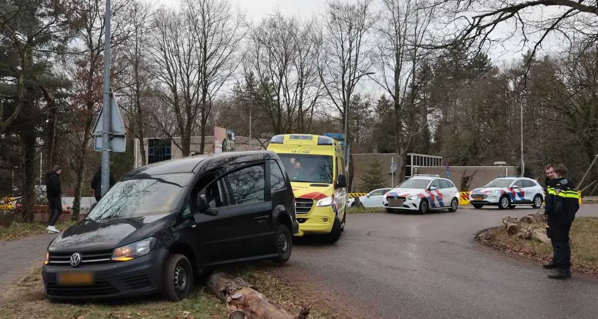 Auto vliegt uit de bocht met letsel als gevolg - Foto 1