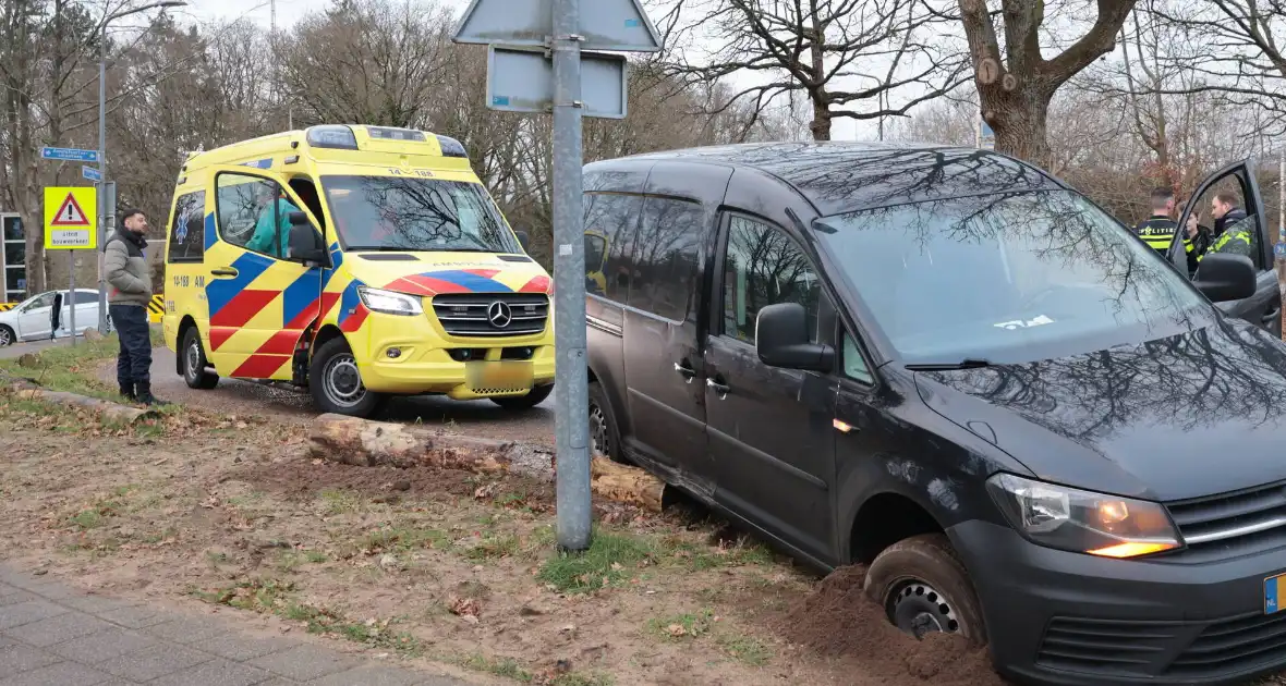 Auto vliegt uit de bocht met letsel als gevolg - Foto 2