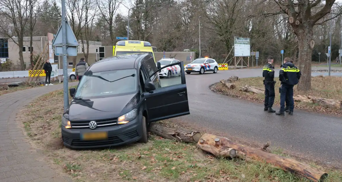 Auto vliegt uit de bocht met letsel als gevolg - Foto 3