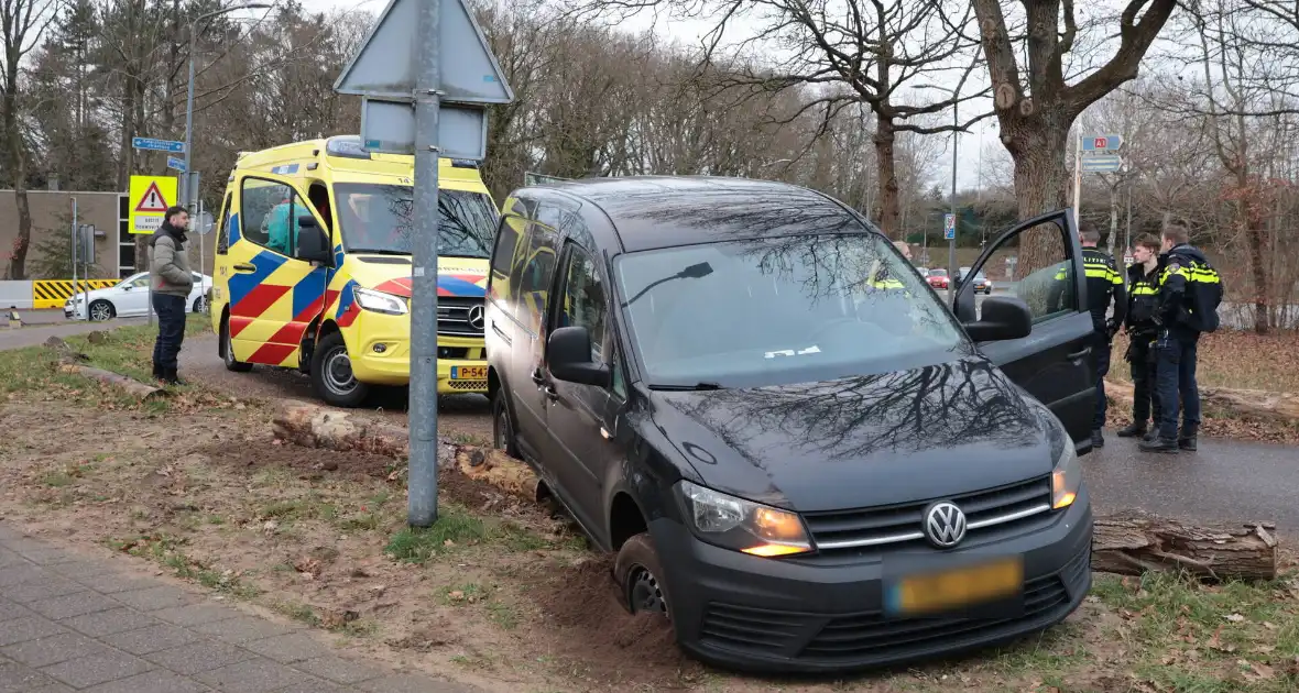 Auto vliegt uit de bocht met letsel als gevolg - Foto 4