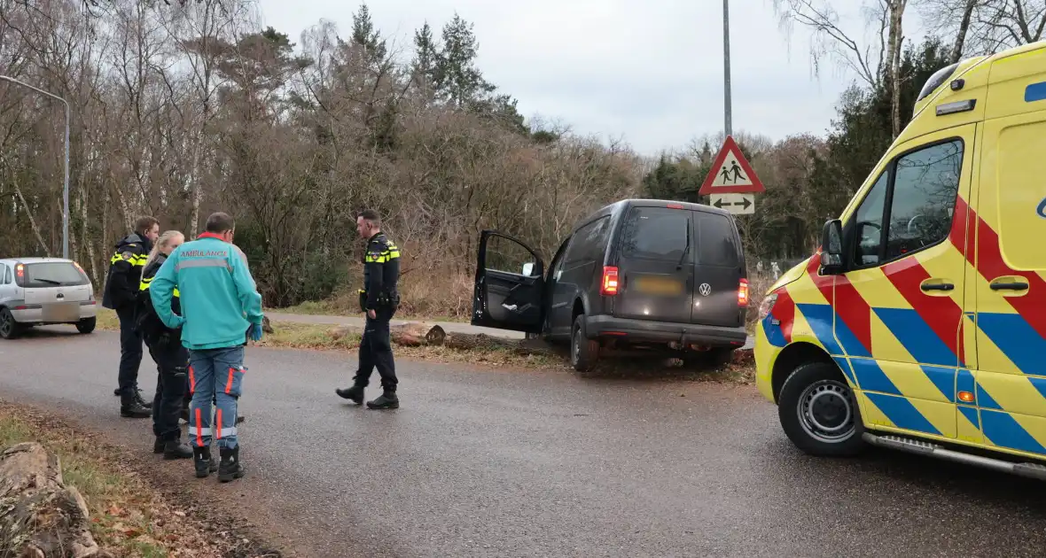 Auto vliegt uit de bocht met letsel als gevolg - Foto 6