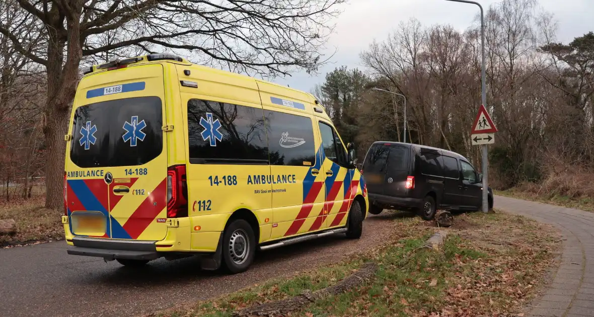 Auto vliegt uit de bocht met letsel als gevolg - Foto 7