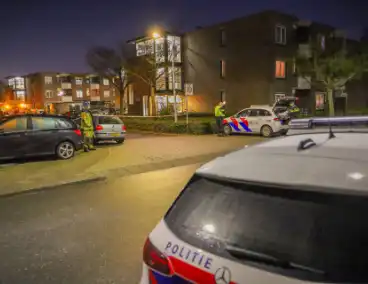 Zware explosie bij woningbrand zorgt voor schade aan voertuigen
