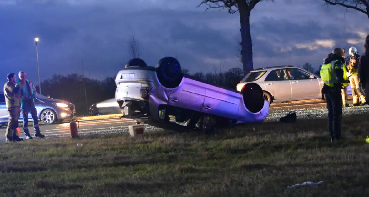 Auto op de kop na ongeval - Foto 1