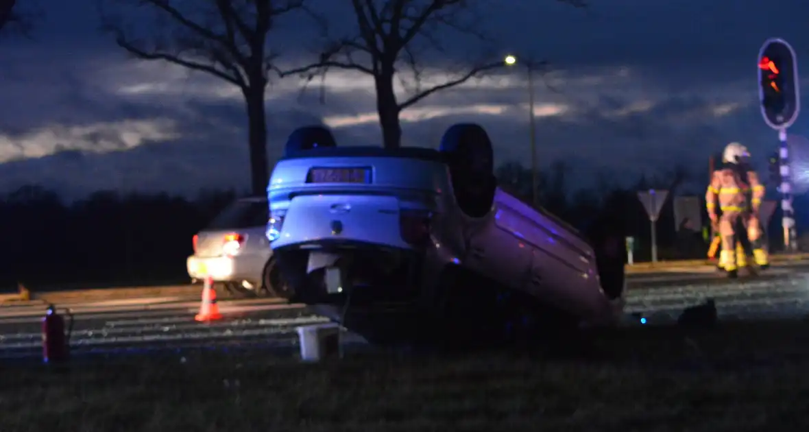 Auto op de kop na ongeval - Foto 2