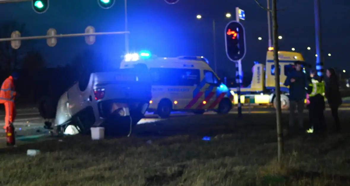 Auto op de kop na ongeval - Foto 3