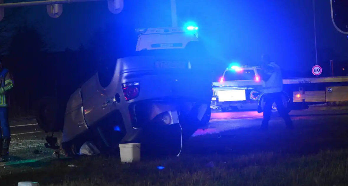 Auto op de kop na ongeval - Foto 4