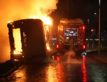 Schafkeet gaat in vlammen op, burgermeester bezoekt brandweerlieden