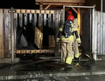 Brand verwoest schutting en vuilcontainers