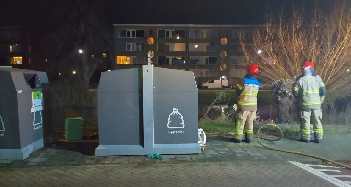 Brandweer blust brand langs sloot - Foto 1