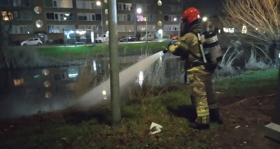 Brandweer blust brand langs sloot - Foto 2