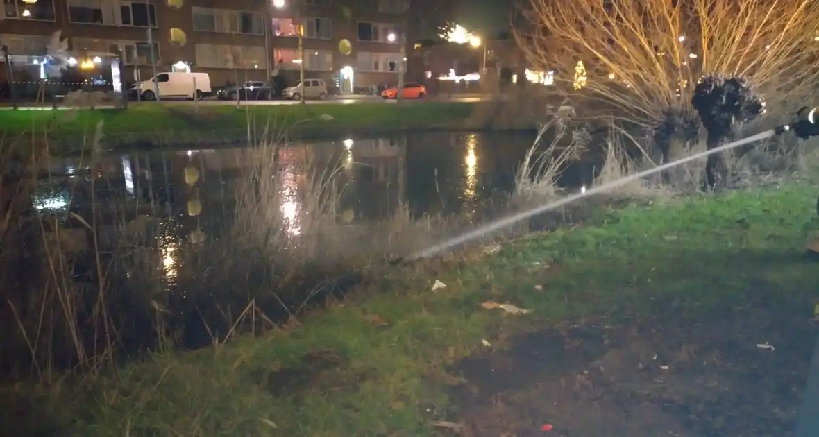 Brandweer blust brand langs sloot - Foto 3