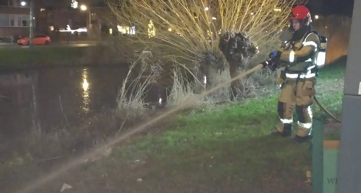 Brandweer blust brand langs sloot - Foto 4