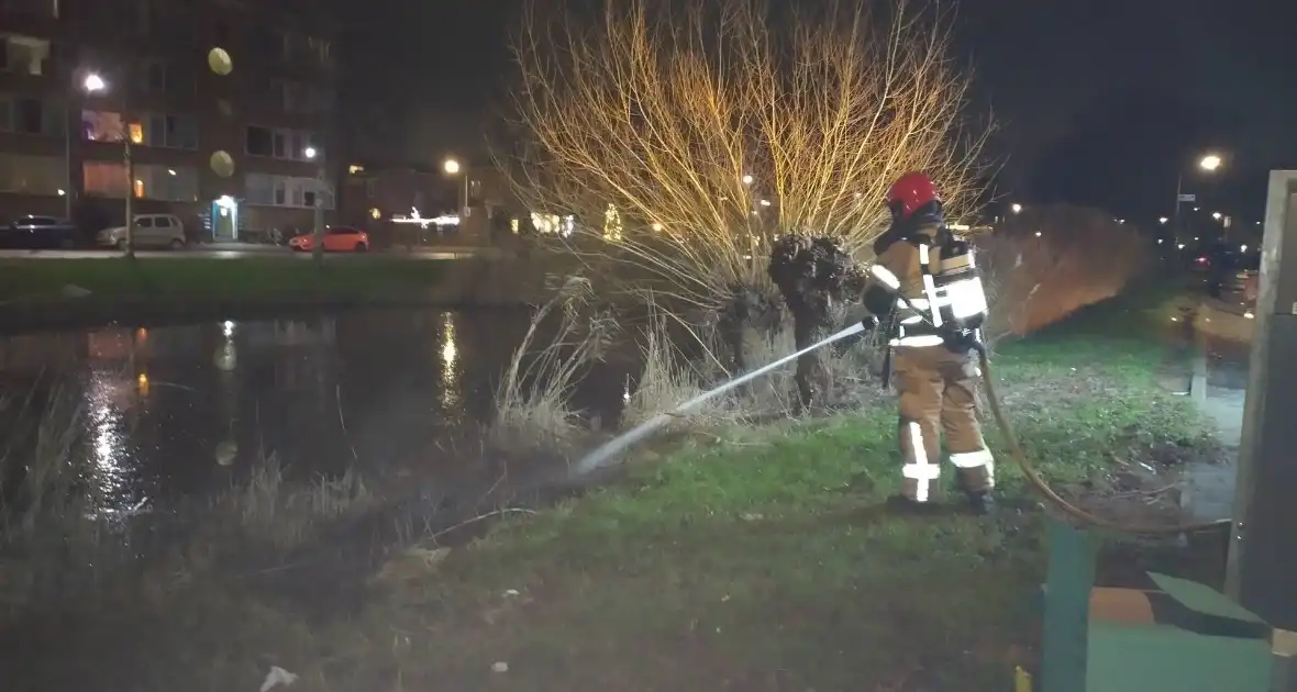 Brandweer blust brand langs sloot - Foto 5