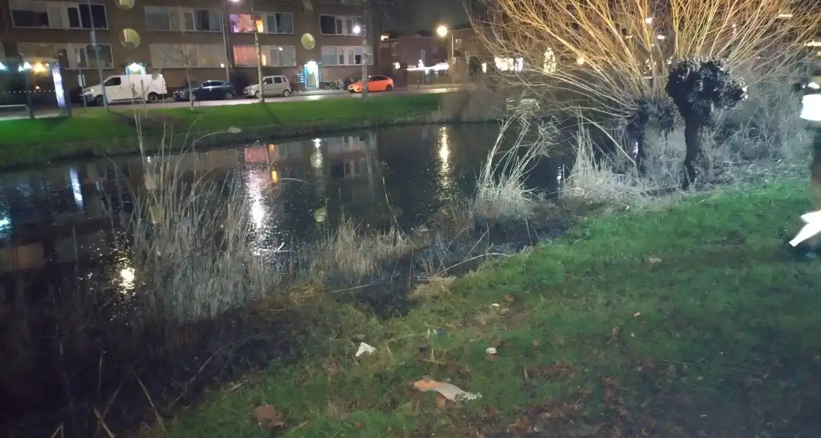 Brandweer blust brand langs sloot - Foto 6