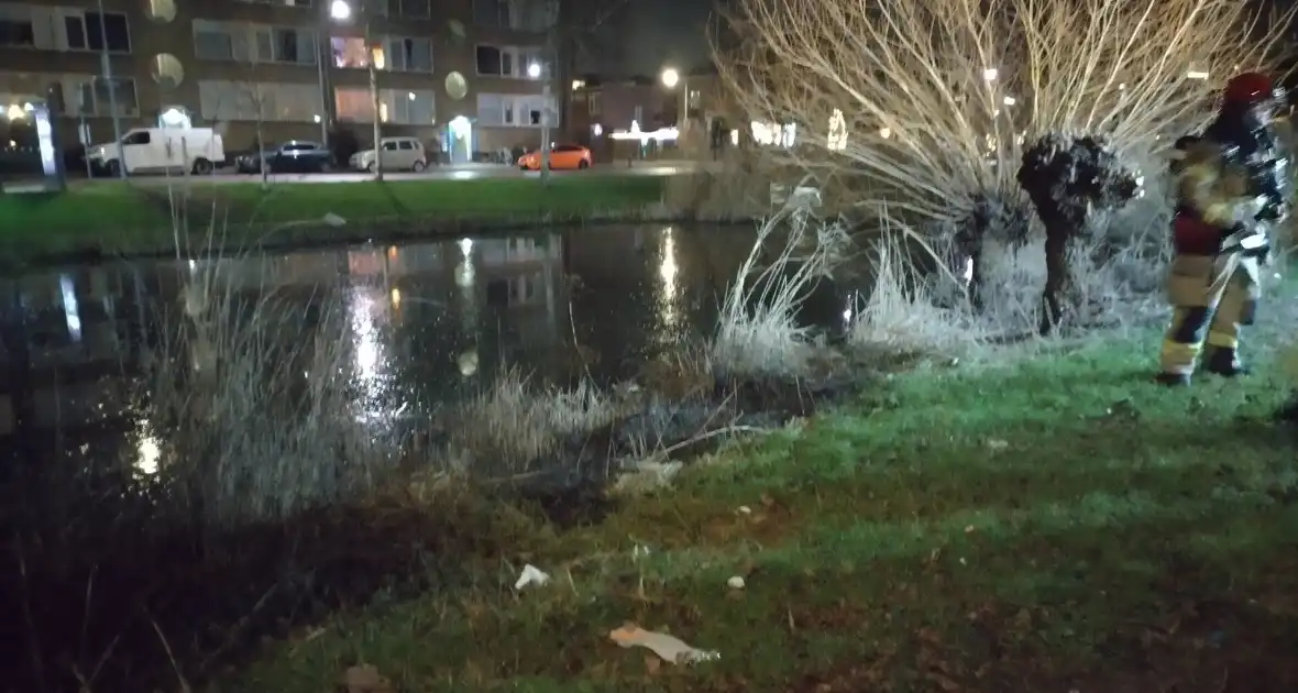 Brandweer blust brand langs sloot - Foto 7