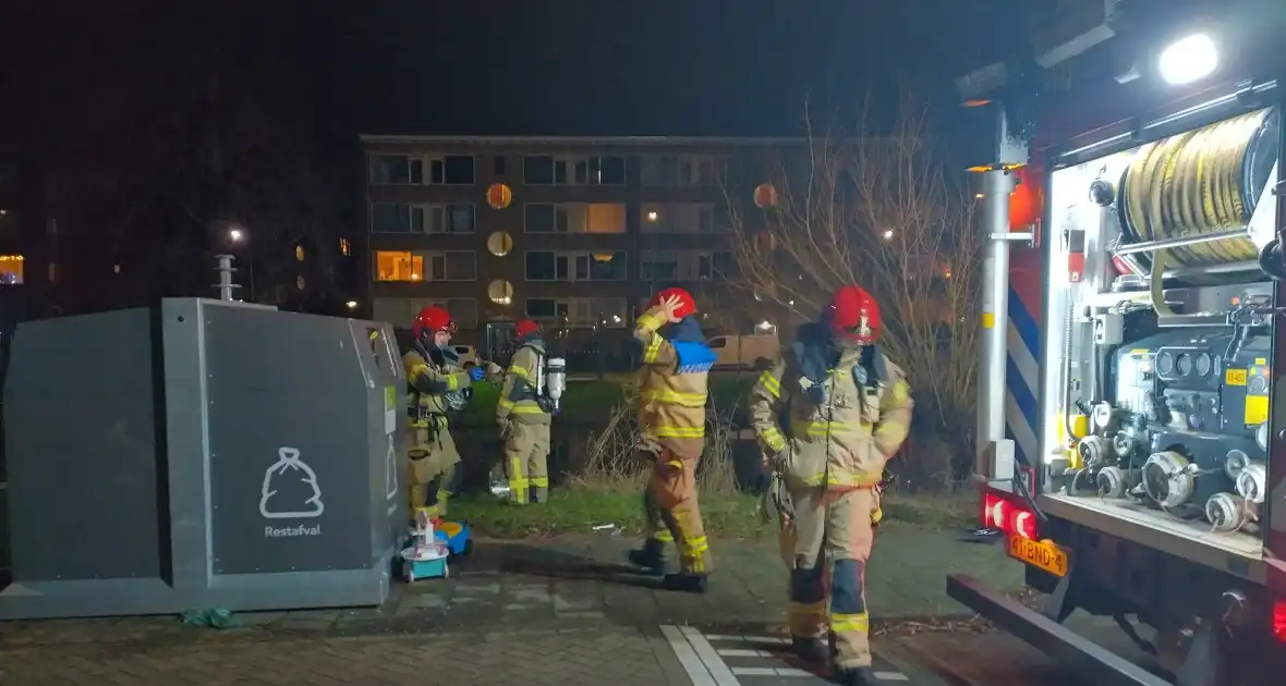 Brandweer blust brand langs sloot - Foto 8