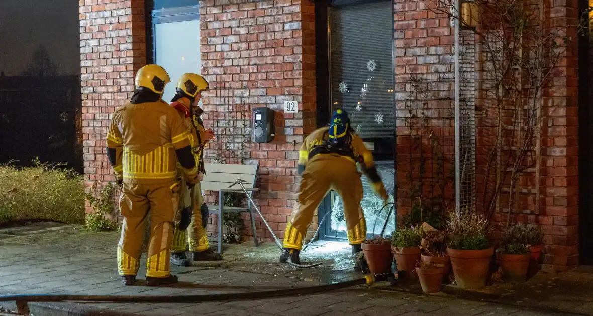 Woningbrand vermoedelijk veroorzaakt door vuurwerkbom