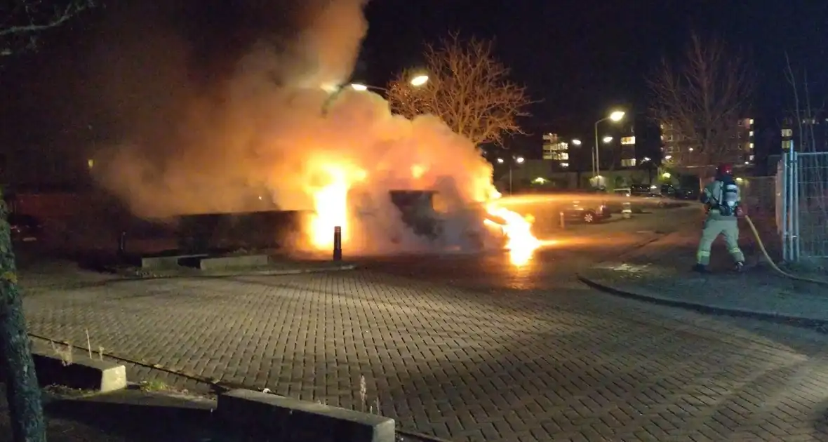 Twee voertuigen in lichterlaaie op parkeerterrein