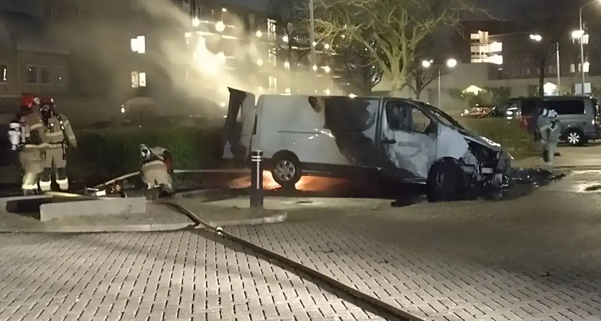 Twee voertuigen in lichterlaaie op parkeerterrein - Foto 1