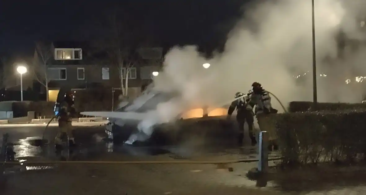 Twee voertuigen in lichterlaaie op parkeerterrein - Foto 10