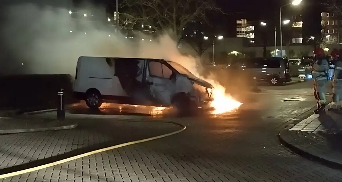 Twee voertuigen in lichterlaaie op parkeerterrein - Foto 11