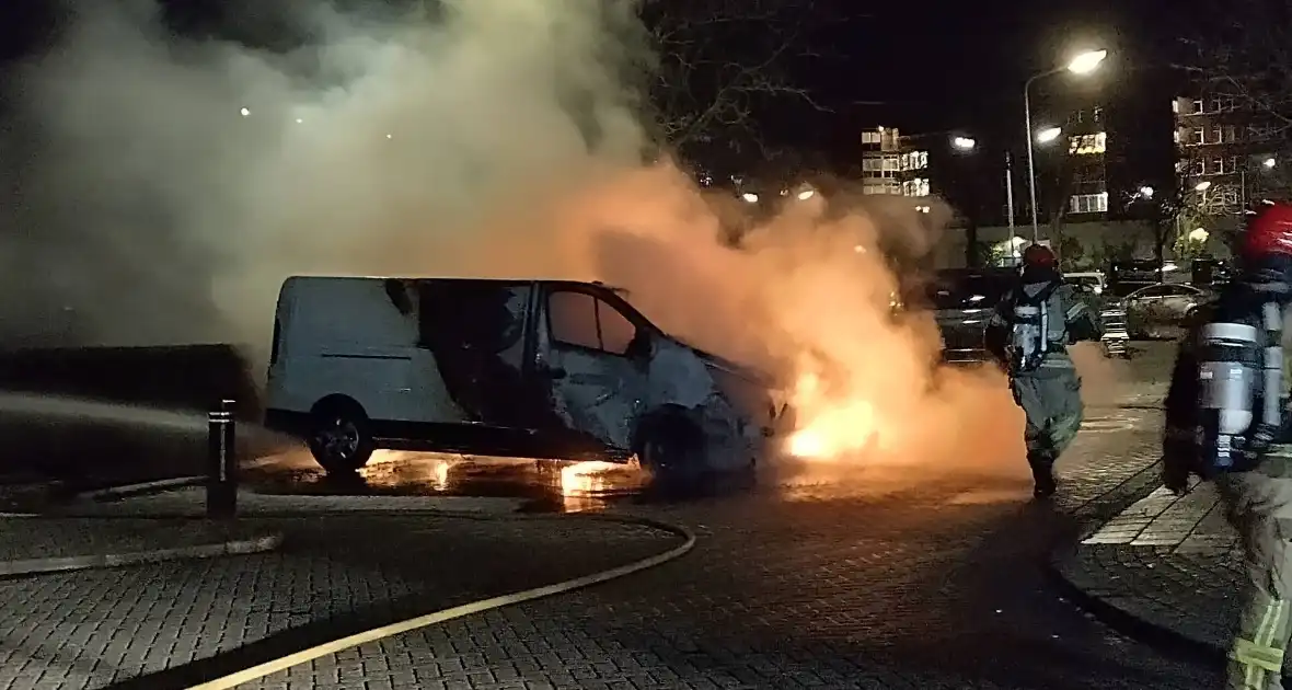 Twee voertuigen in lichterlaaie op parkeerterrein - Foto 12