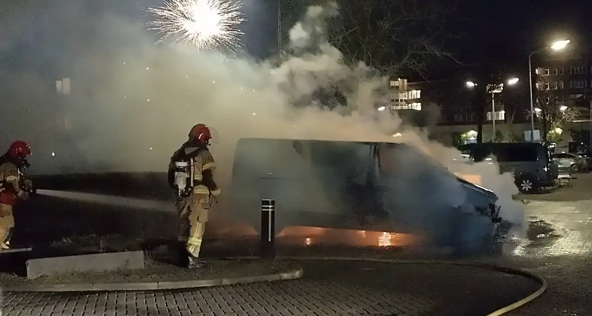 Twee voertuigen in lichterlaaie op parkeerterrein - Foto 13