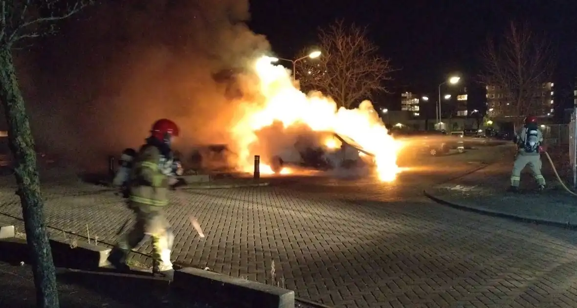 Twee voertuigen in lichterlaaie op parkeerterrein - Foto 14