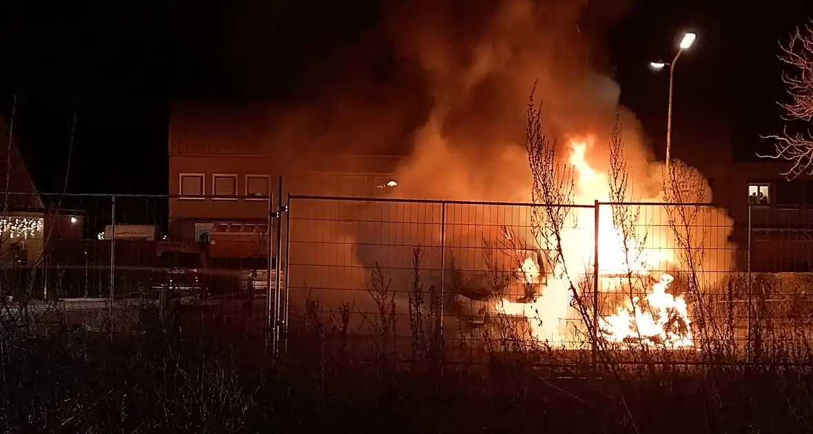 Twee voertuigen in lichterlaaie op parkeerterrein - Foto 15