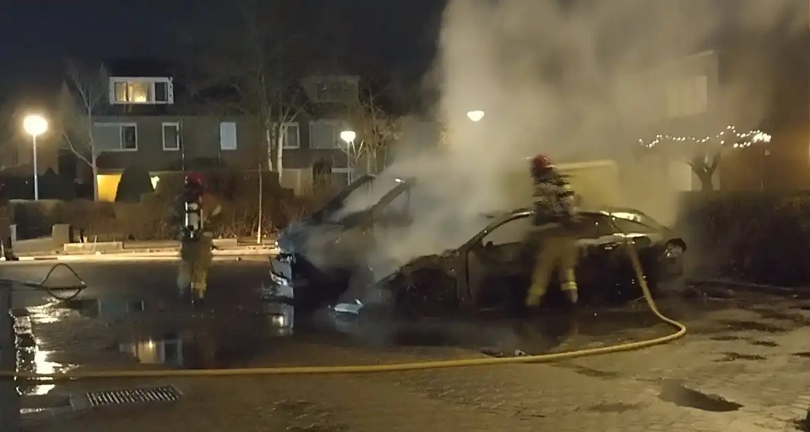 Twee voertuigen in lichterlaaie op parkeerterrein - Foto 16