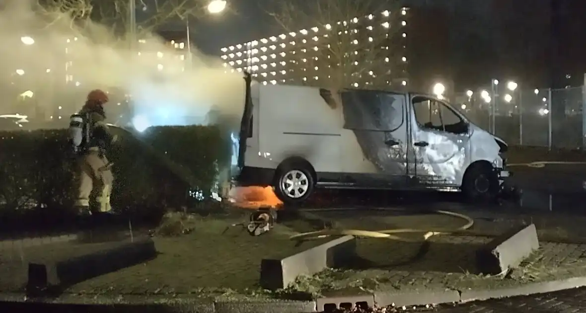 Twee voertuigen in lichterlaaie op parkeerterrein - Foto 2