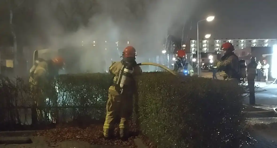 Twee voertuigen in lichterlaaie op parkeerterrein - Foto 3