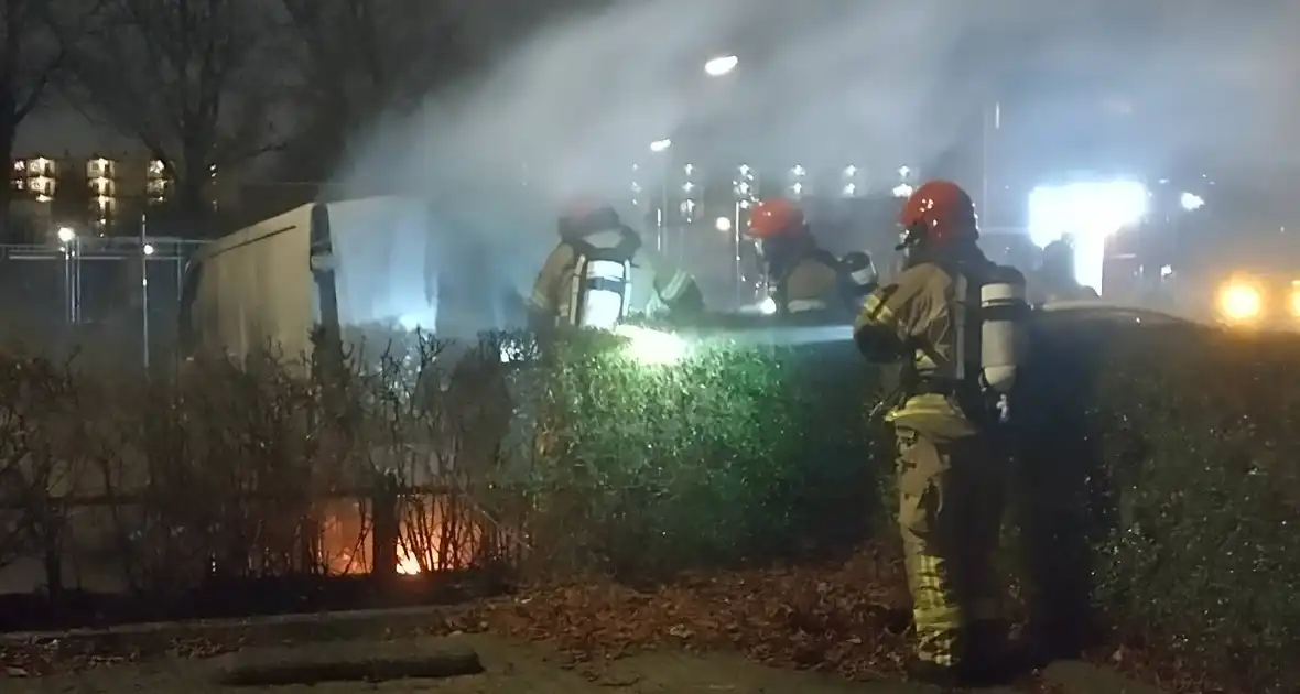 Twee voertuigen in lichterlaaie op parkeerterrein - Foto 4