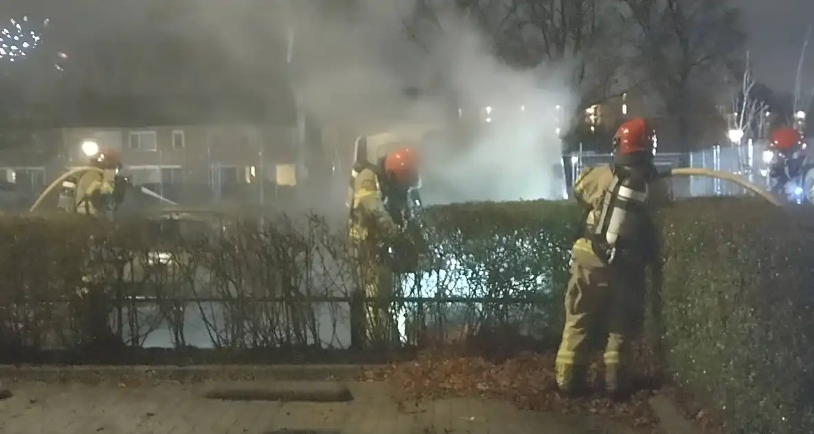 Twee voertuigen in lichterlaaie op parkeerterrein - Foto 5