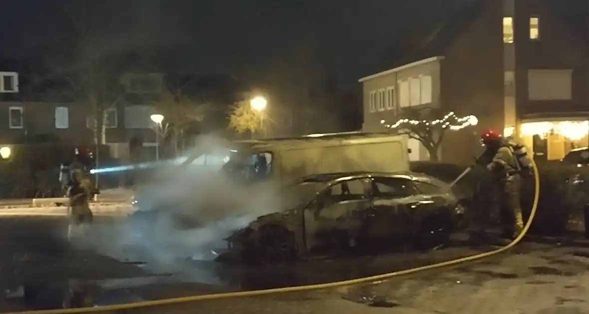 Twee voertuigen in lichterlaaie op parkeerterrein - Foto 6