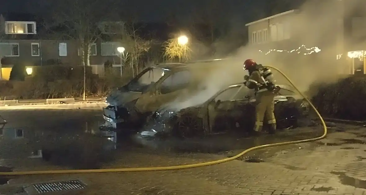 Twee voertuigen in lichterlaaie op parkeerterrein - Foto 7