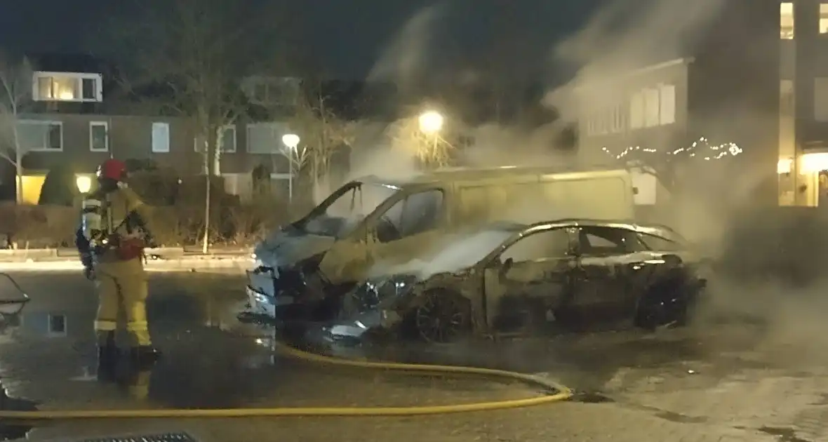Twee voertuigen in lichterlaaie op parkeerterrein - Foto 8
