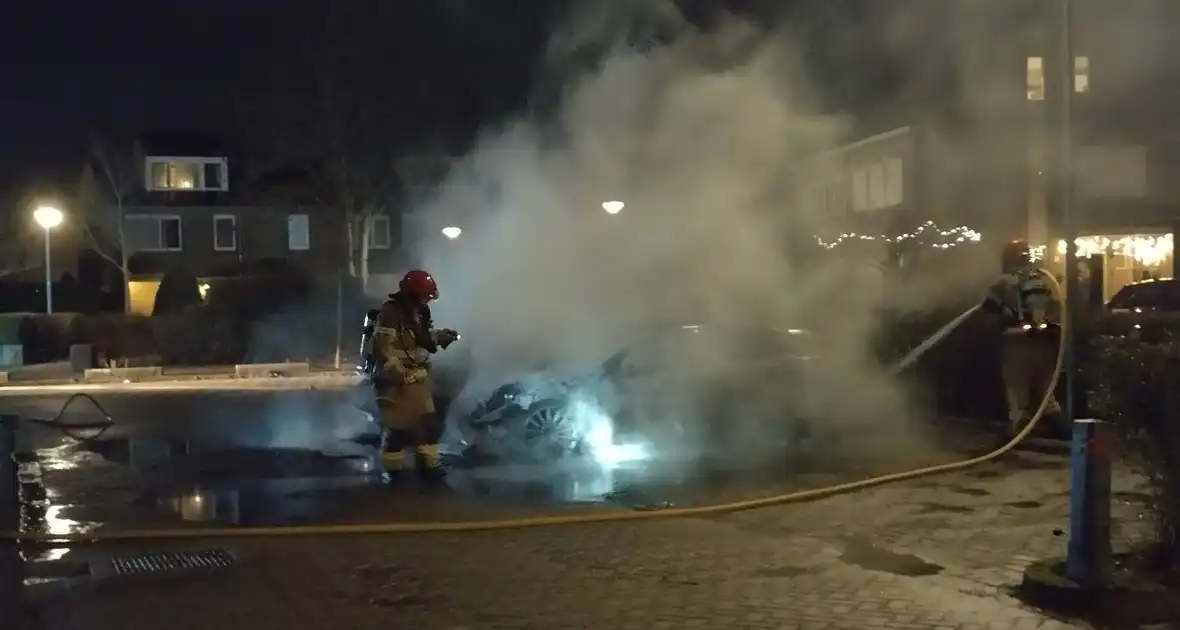 Twee voertuigen in lichterlaaie op parkeerterrein - Foto 9