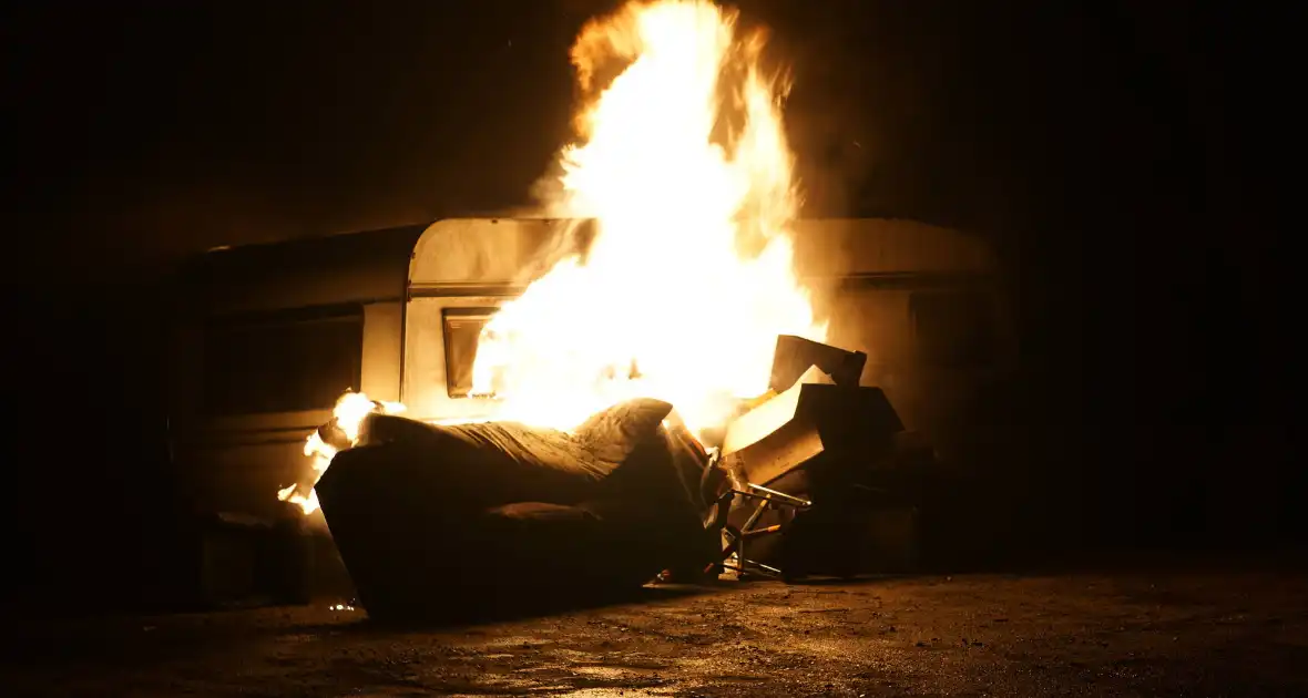 Caravan gaat in vlammen op - Foto 2