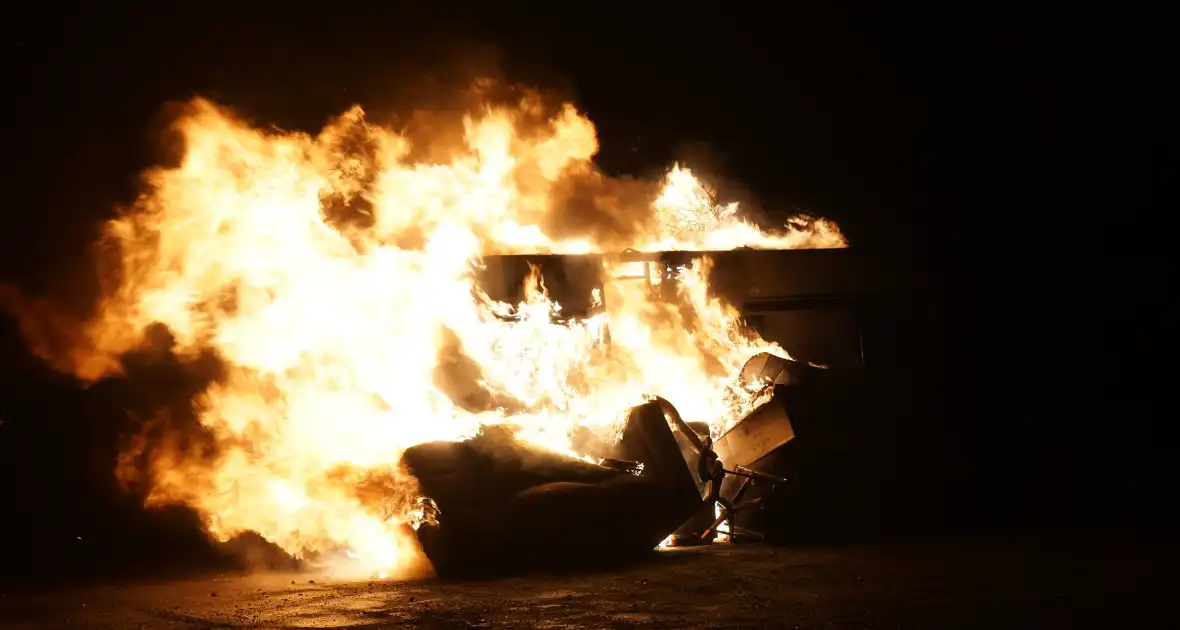 Caravan gaat in vlammen op - Foto 3