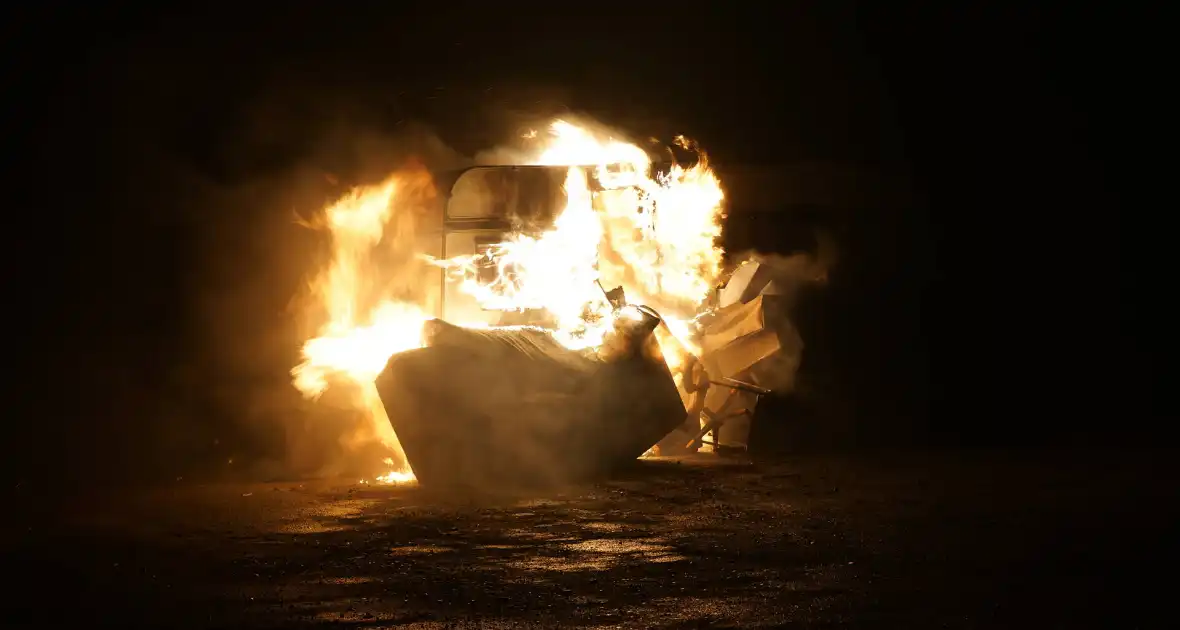 Caravan gaat in vlammen op - Foto 4