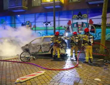 Brand verwoest auto in de nacht
