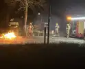 Brandweer blust brand op straat